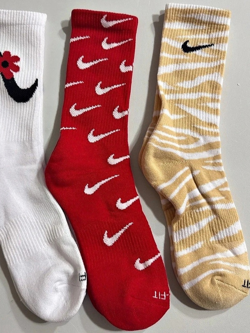Nike Crew Socks 3-Pack in White & Red